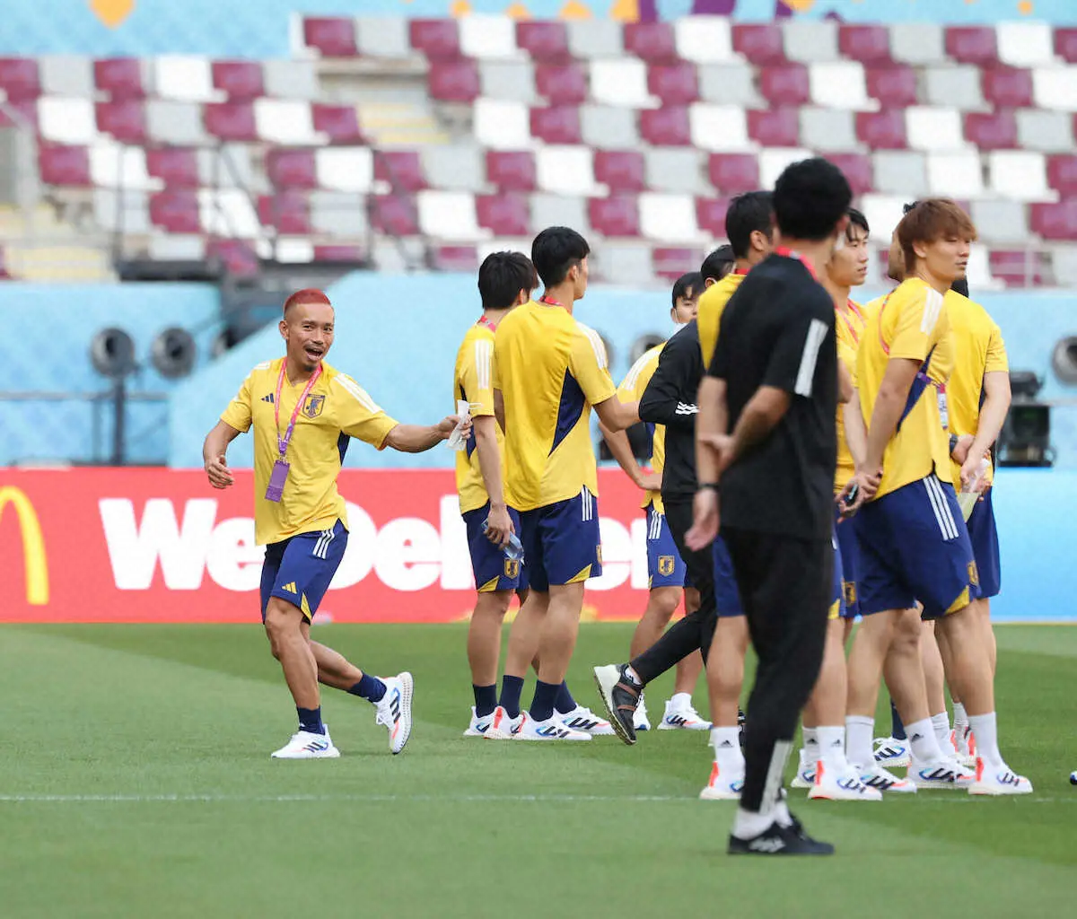 【画像・写真】赤髪の長友が「勝つよ！勝つよ！」と闘魂注入　26人でドイツ戦前日練習