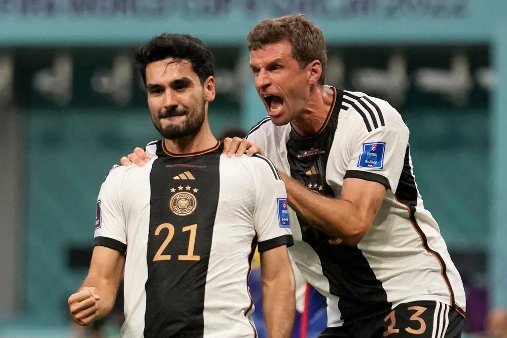 ＜ドイツ・日本＞前半、先制ゴールを決め喜ぶドイツ代表ギュンドアン（左）とミュラー（ロイター）