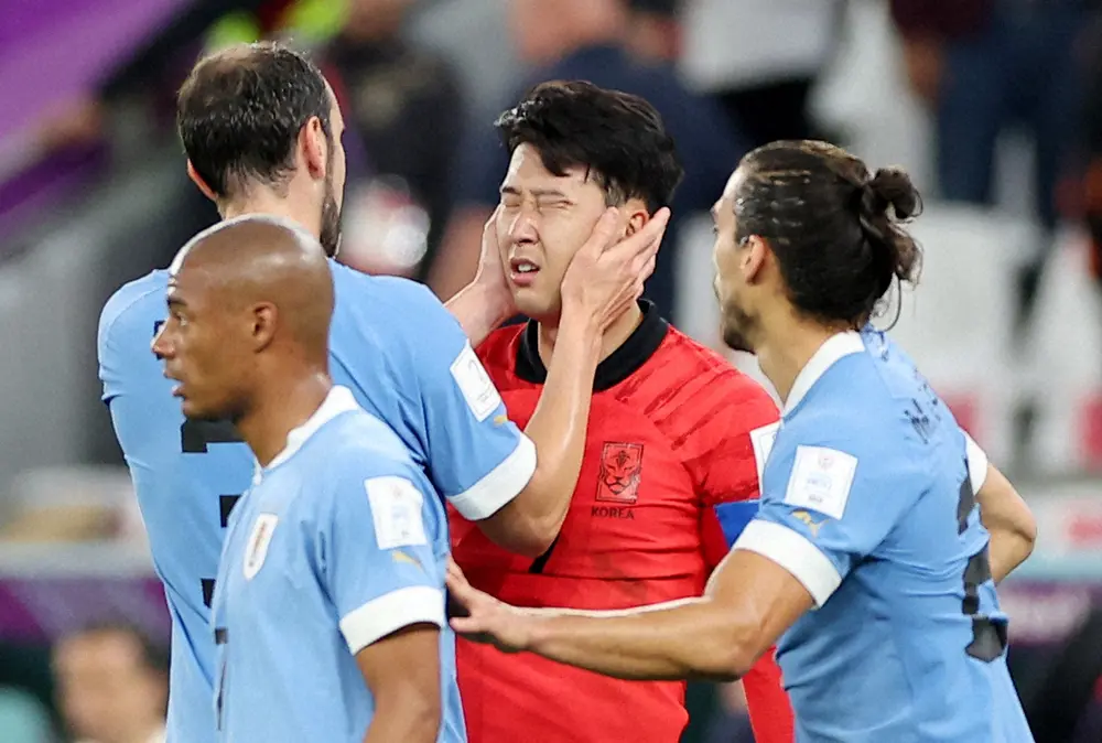 【画像・写真】＜ウルグアイ・韓国＞スコアレスドローに終わり健闘を称え合う両イレブン。ウルグアイ代表DFゴディン（左奥）は韓国代表ソン・フンミンの顔に手をやり、声をかける（ロイター）