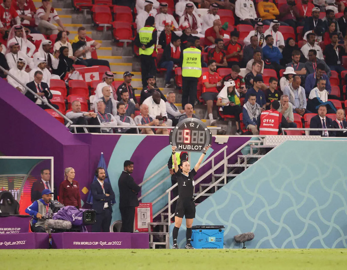 【画像・写真】女性審判の山下さんがW杯デビュー！　ベルギ―カナダで第4の審判員