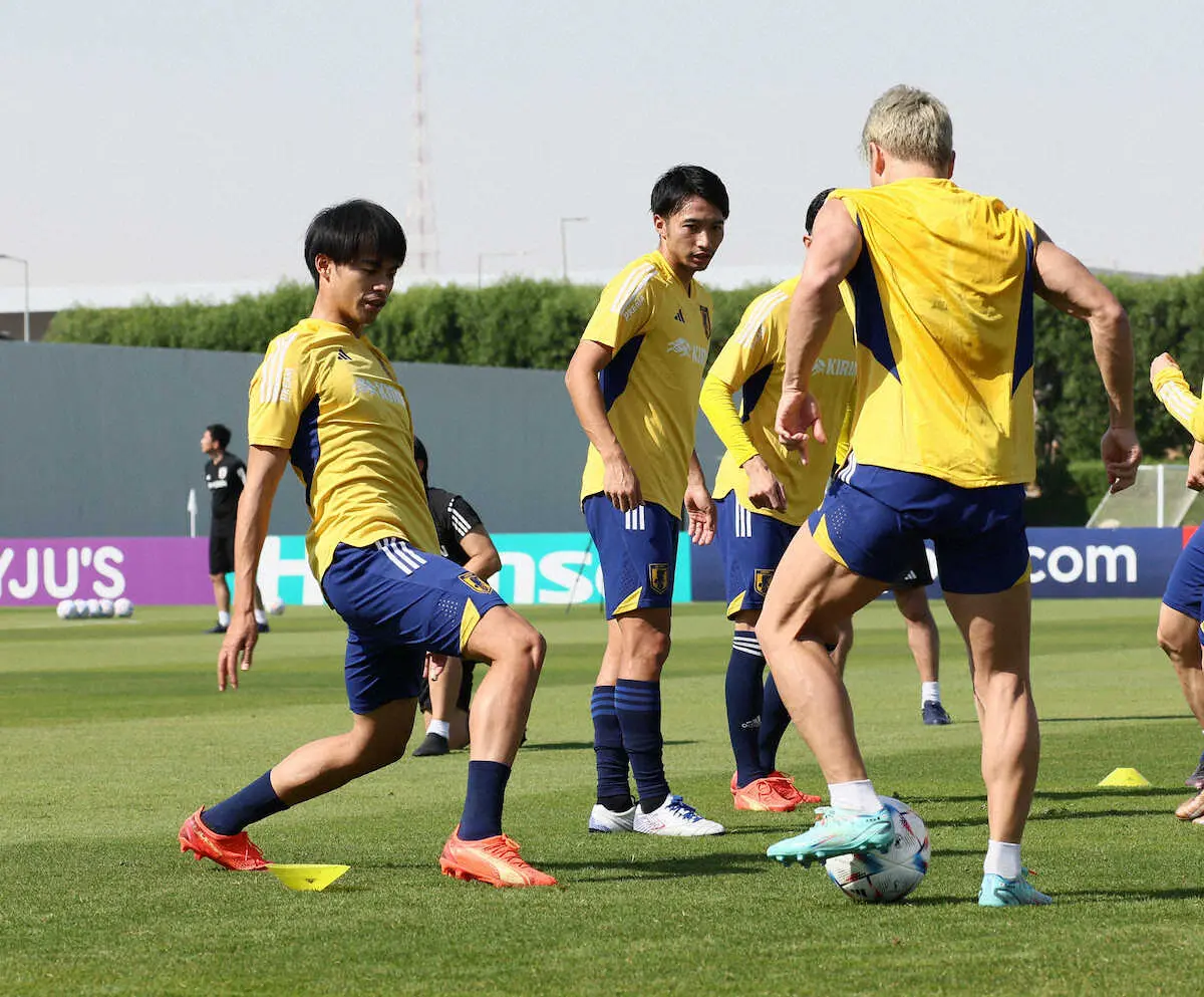 ＜サッカー日本代表練習＞ボール回しに汗を流す三笘（左）（撮影・西海健太郎）