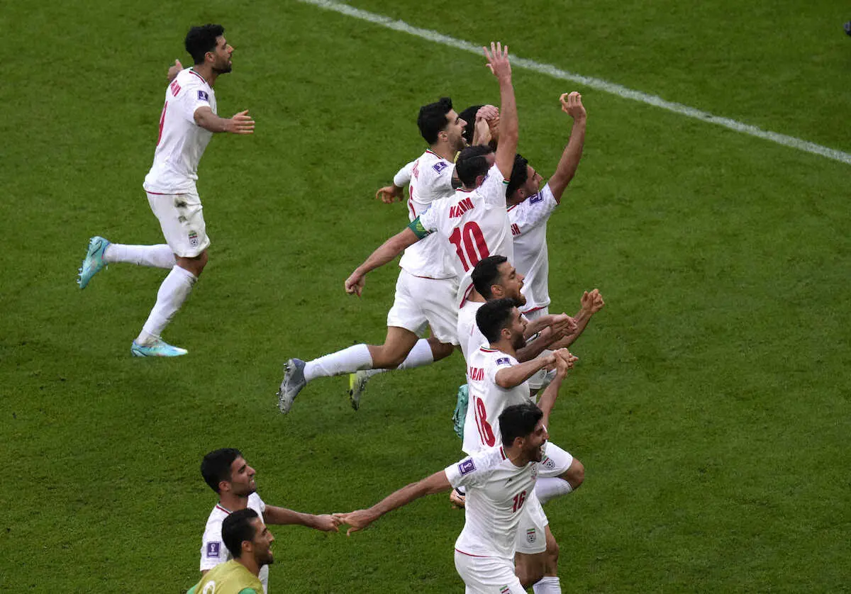 【画像・写真】まるで優勝した光景…イラン、ウェールズに劇勝で監督胴上げ　アジア勢止まらん！今大会3勝目