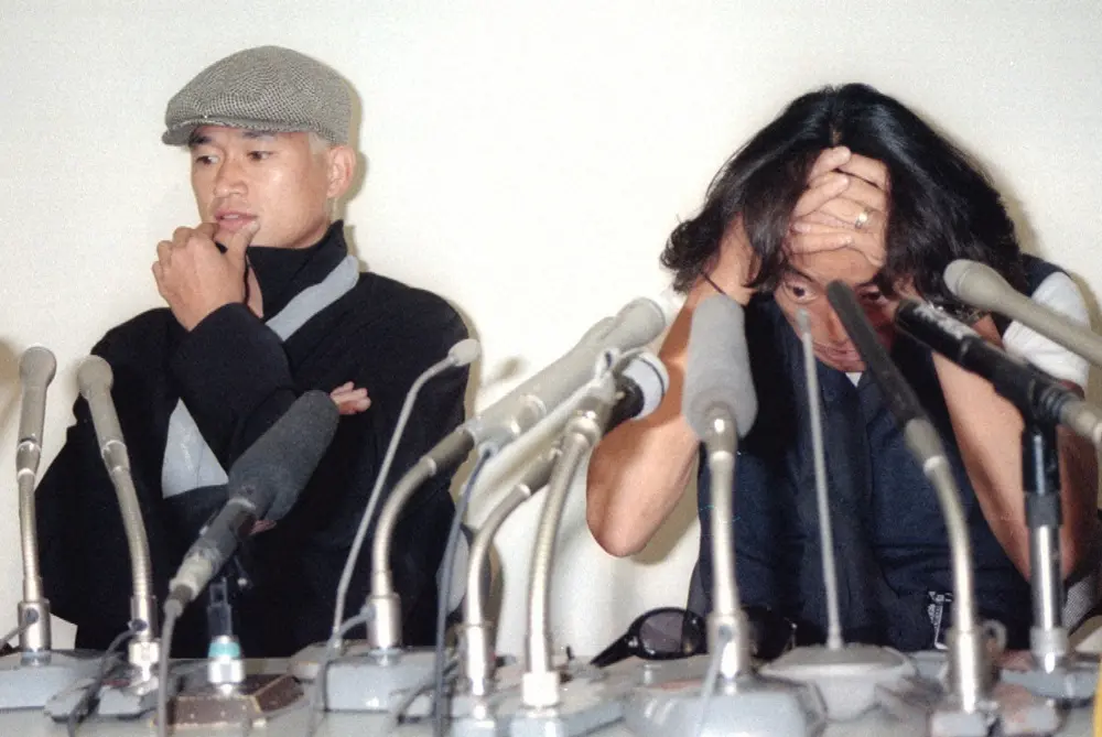 1998年Ｗ杯フランス大会の日本代表メンバーから落選し、帰国して記者会見に臨む金髪の三浦知良（左）と北沢豪
