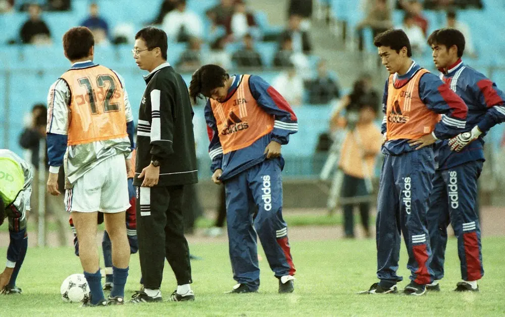 1997年10月、ウズベキスタンのタシケントで練習する日本代表。（左から）三浦知良（１２）、岡田武史監督、城彰二、山口素弘、川口能活