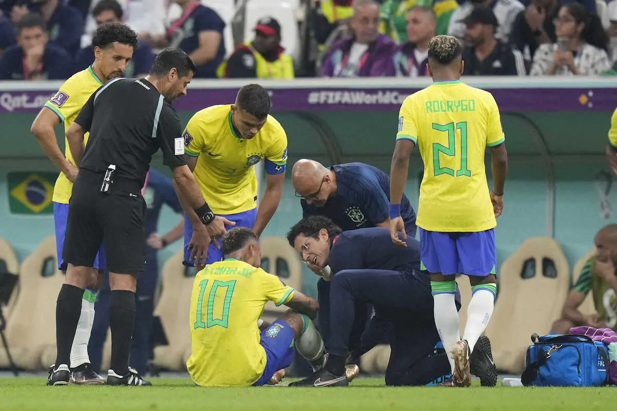 ＜ブラジル・セルビア＞負傷したネイマールのもとに集まるチームスタッフとチームメート（AP）