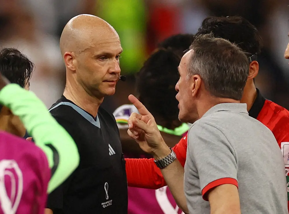 【画像・写真】韓国VSガーナ戦を担当したテイラー主審（左）（ロイター）