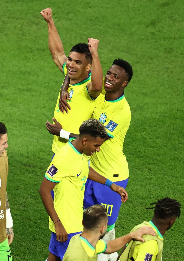 【画像・写真】＜ブラジル・スイス＞2連勝で決勝トーナメント進出を決め喜ぶブラジル代表の（上から）MFカゼミロ、FWビニシウス、FWロドリゴら（ロイター）