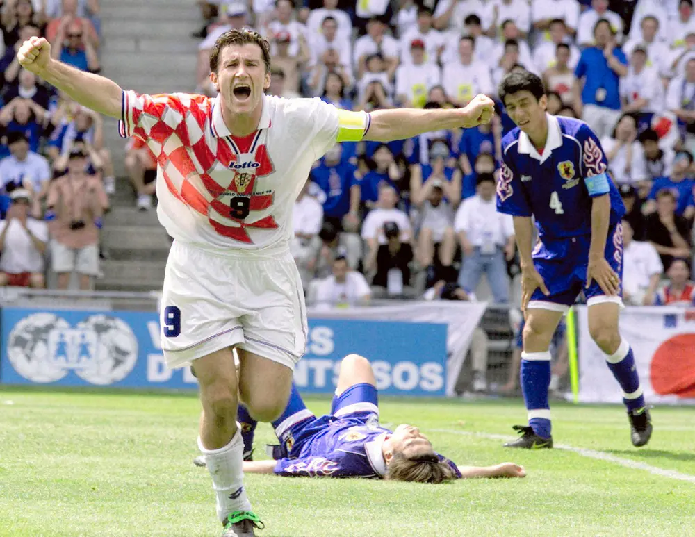 ＜1998年W杯フランス大会＞日本代表はクロアチア代表FWスーケル（左）にゴールを決められ敗戦（ロイター）
