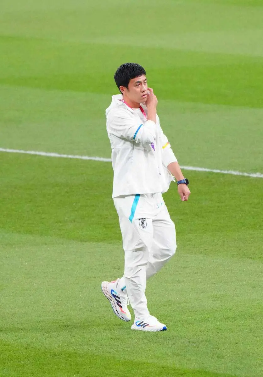【画像・写真】＜日本・スペイン＞  試合前、ピッチを歩く遠藤    (撮影・西海健太郎）