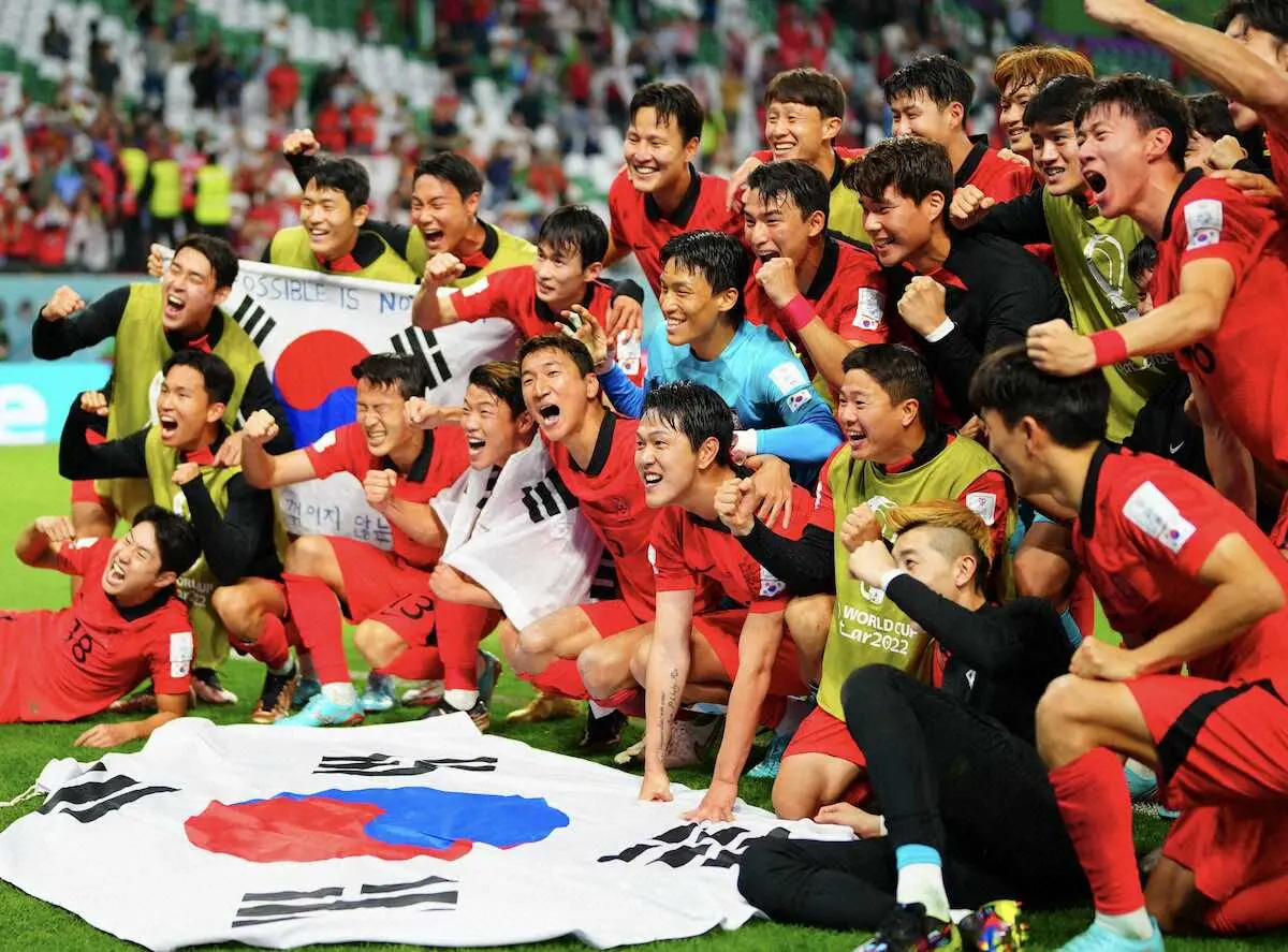【画像・写真】＜韓国・ポルトガル＞決勝トーナメント進出を決め喜ぶ韓国イレブン（撮影・小海途　良幹）