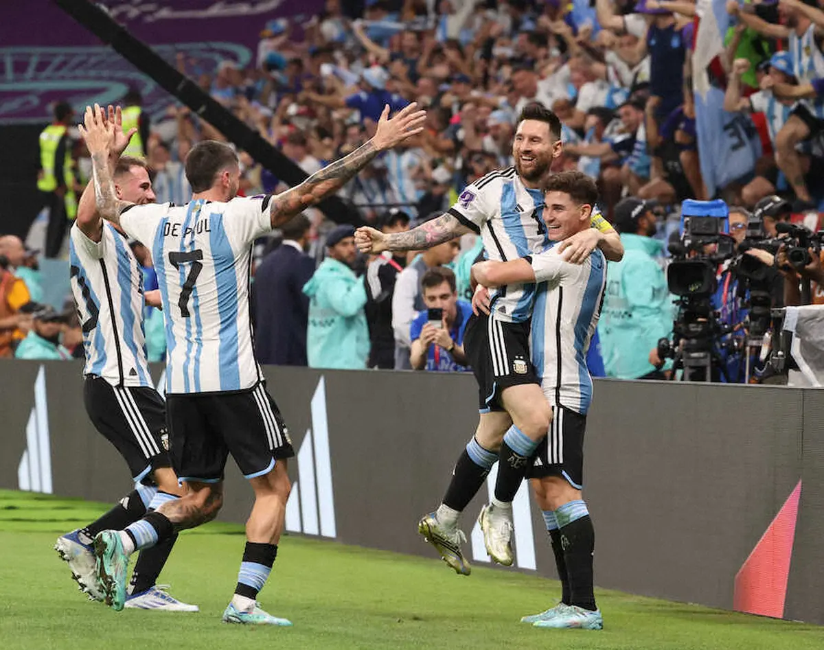 ＜アルゼンチン・オーストラリア＞後半、アルバレス（右）のゴールを喜ぶメッシ（同2人目）（撮影・小海途　良幹）