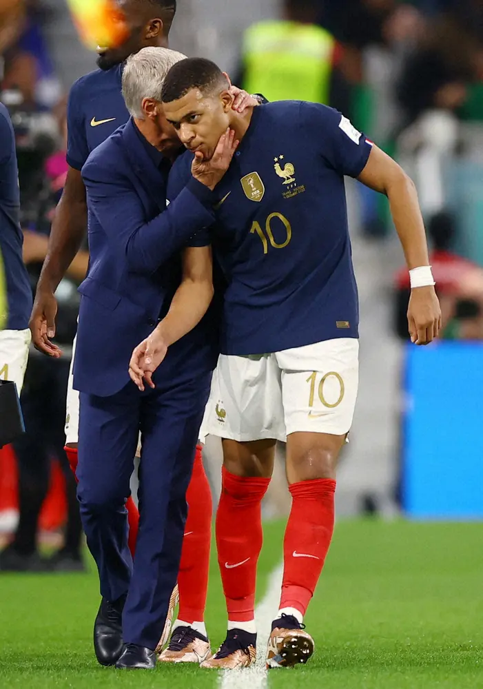 【画像・写真】＜W杯カタール大会決勝T1回戦フランス・ポーランド＞ゴールを決め、デシャン監督（左）から耳元で何かささやかれたフランス代表FWエムバペ（ロイター）