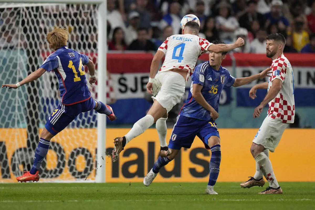 ＜日本・クロアチア＞後半、クロアチア代表FWペリシッチ（4番）にゴールを決められ同点に追いつかれた（AP）