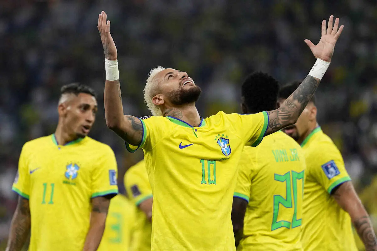 【画像・写真】＜ブラジル・韓国＞PKでゴールを決め喜ぶブラジル代表FWネイマール（AP）