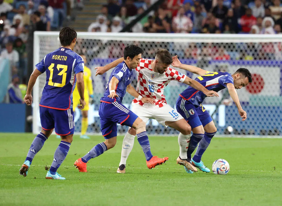【画像・写真】＜日本・クロアチア＞前半、激しくチェックに行く吉田（右）と遠藤（中央）＝撮影・小海途　良幹