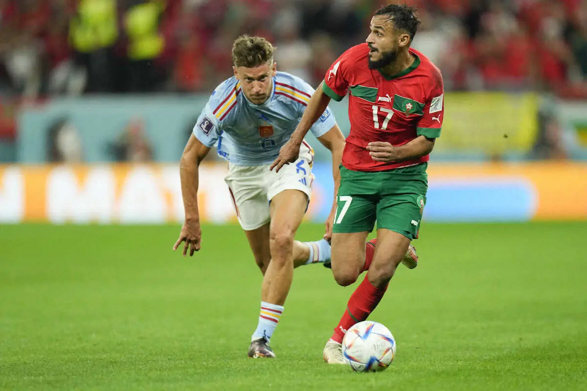 【画像・写真】＜モロッコ・スペイン＞前半、左サイドを突破するモロッコ代表MFブファル（右）（AP）