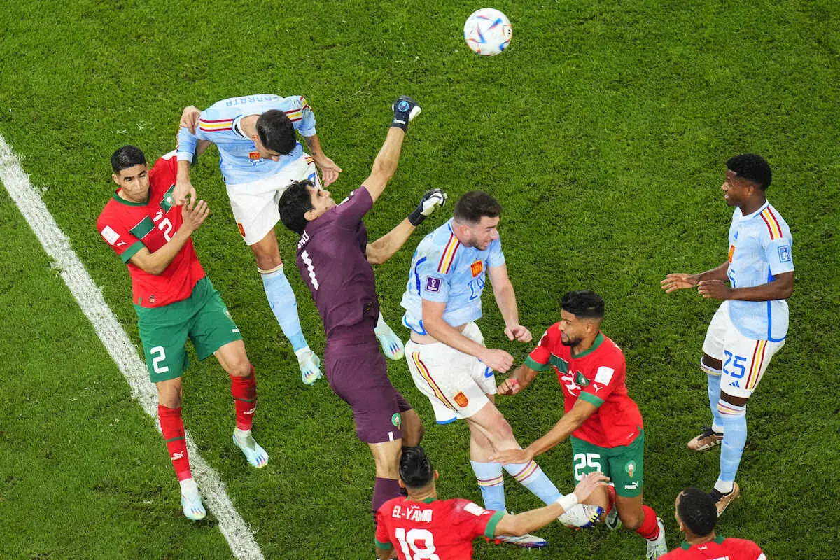 【画像・写真】＜モロッコ・スペイン＞延長前半、ゴール前のクロスに果敢に飛び出しパンチングするモロッコ代表GKブヌ（左から3人目）（AP）