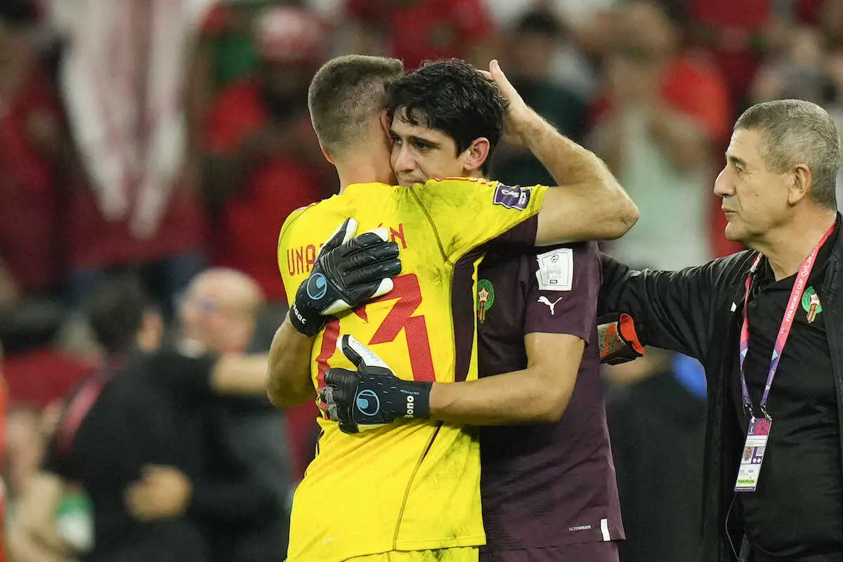 【画像・写真】＜モロッコ・スペイン＞PK戦を終え、抱き合って健闘を称えあうスペイン代表GKシモン（左）とモロッコ代表GKブヌ（AP）