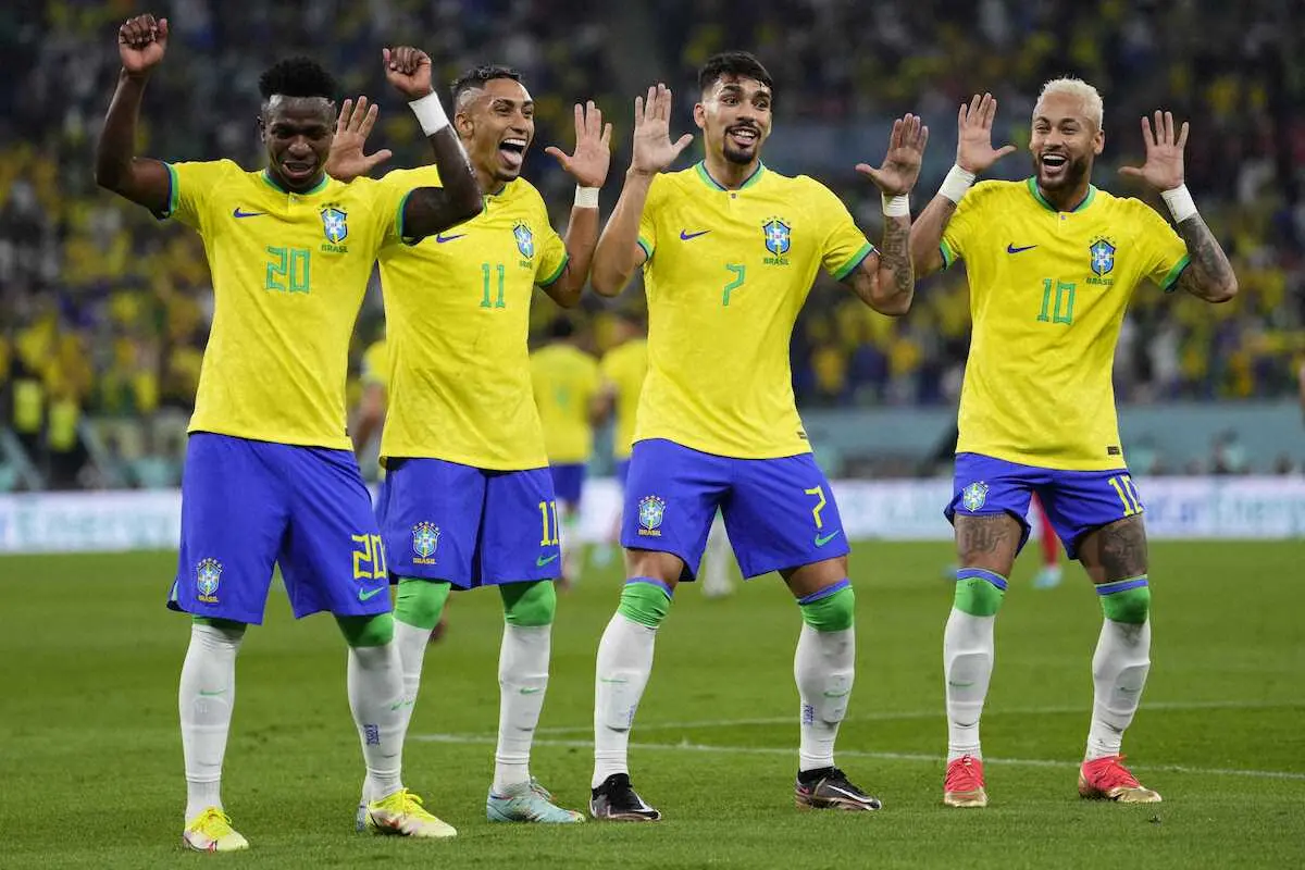 ＜ブラジル・韓国＞前半、ゴールが決まり喜ぶFWネイマール（右）らブラジル代表イレブン（AP）