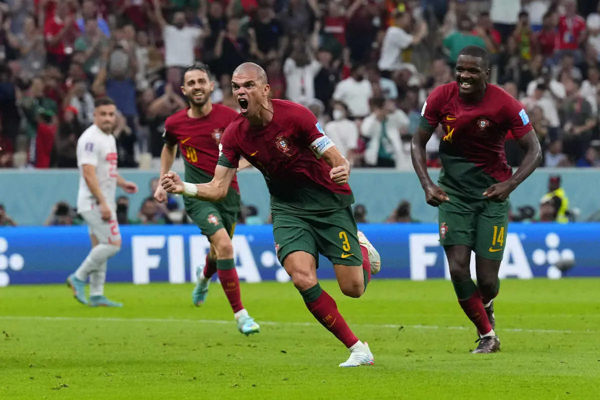 ポルトガル・スイス＞前半、ゴールを決め喜びを爆発させるポルトガル代表DFペペ（中央）（AP）― スポニチ Sponichi Annex サッカー