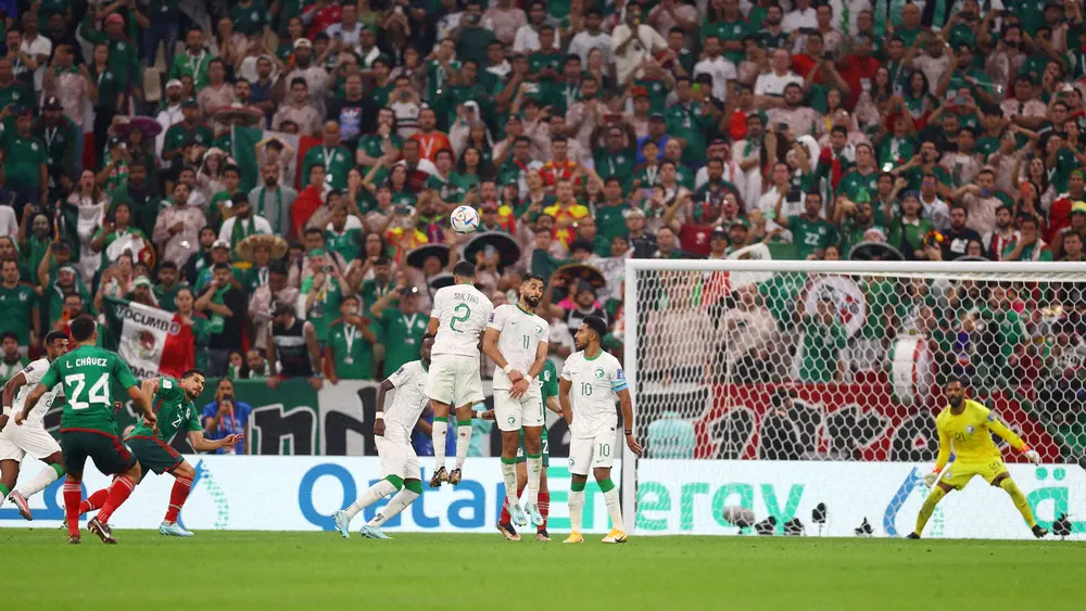 【画像・写真】W杯カタール大会1次Lサウジアラビア戦で豪快なフリーキックを決めたメキシコ代表DFチャベス（左端24番）（ロイター）