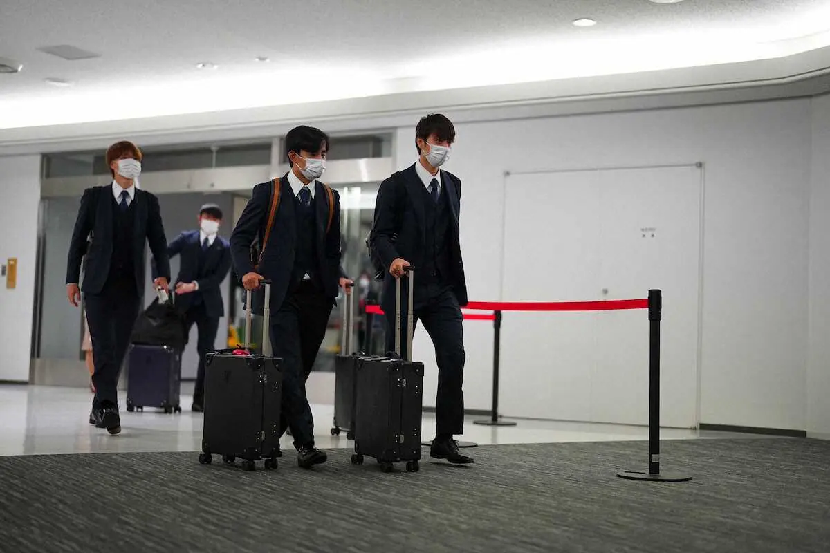 榎並大二郎アナ 帰国の日本代表にほれぼれ ユニホームからスーツ姿に これまたかっこいい スポニチ Sponichi Annex 芸能