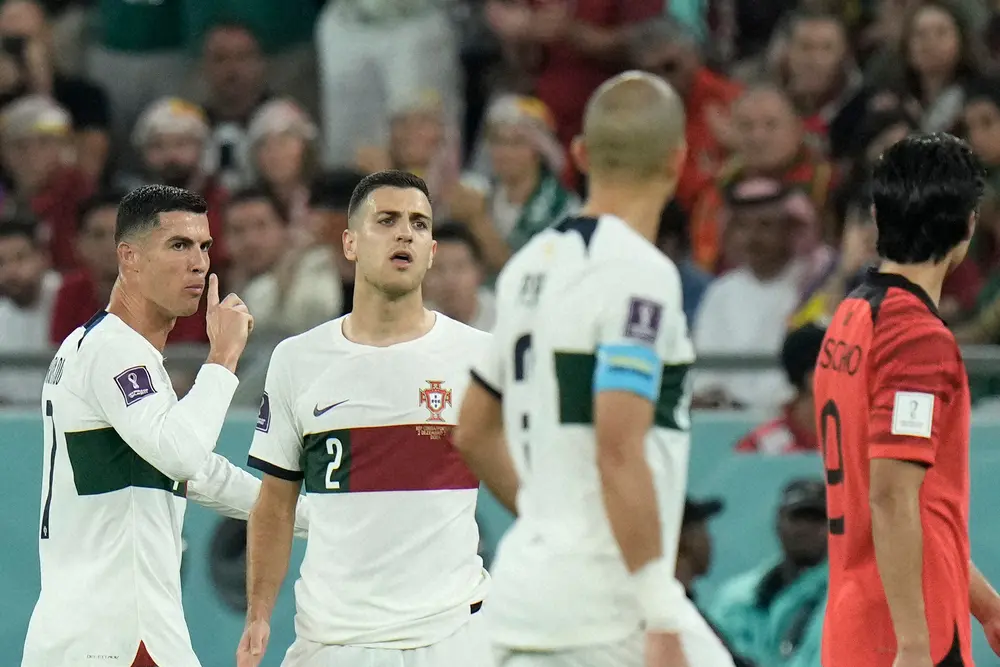 【画像・写真】W杯カタール大会1次リーグ第3戦、韓国代表チョ・ギュソン（右端）と口論になったポルトガル代表ロナウド（左端）は右人差し指を口の前に立て“黙れ”とアピール（AP）