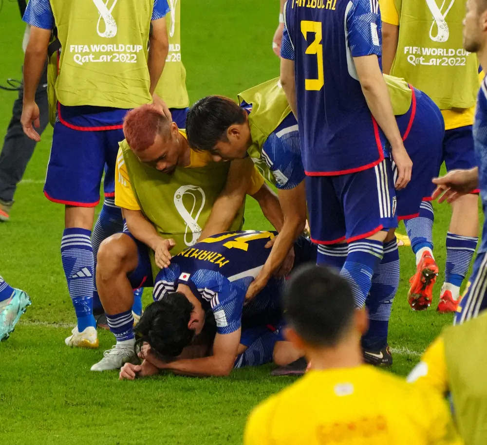 【画像・写真】「拓実、お前勇気あるな」敗退後、ロッカールームの長友の姿に涙腺崩壊「泣けた」「ほんとブラボー」の声