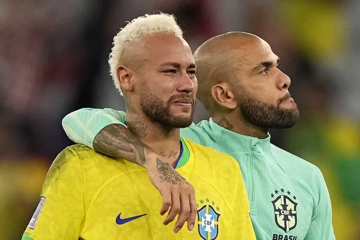 ＜クロアチア・ブラジル＞PK戦で敗れ涙を流すブラジル代表FWネイマール（左）を励ますDFアウベス（AP）