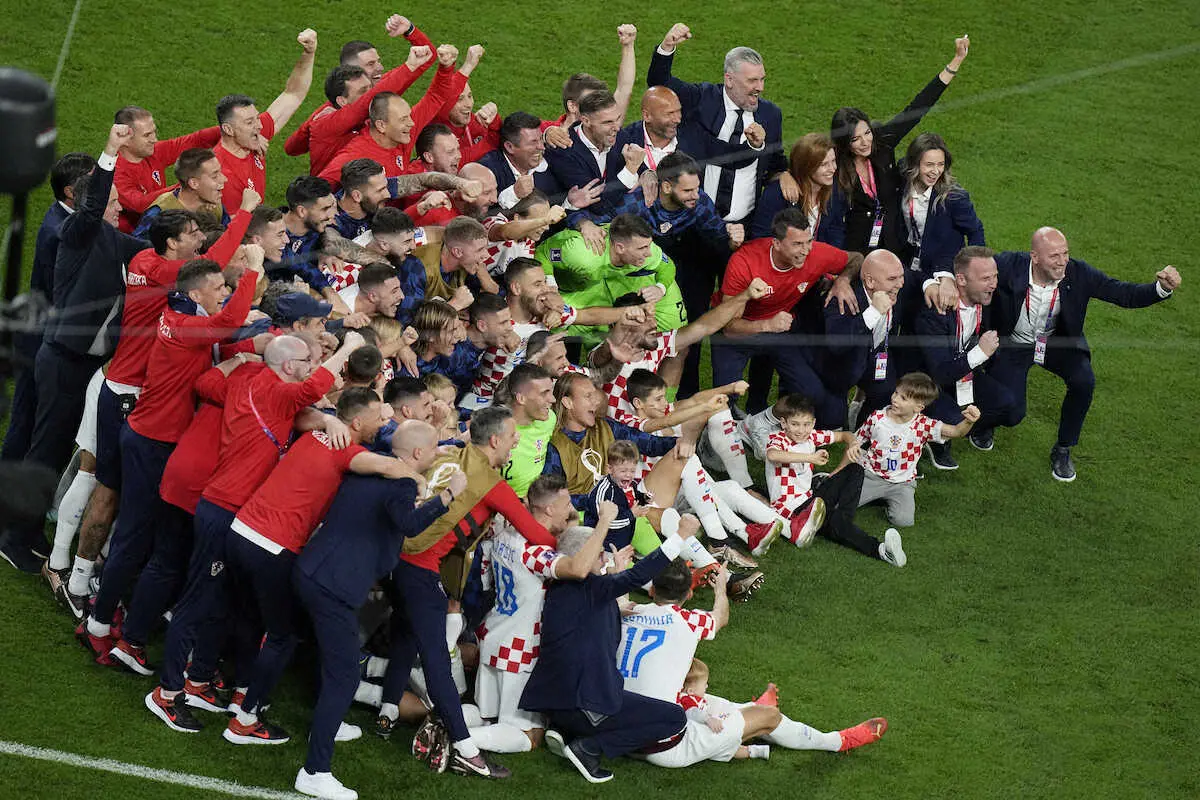 【画像・写真】＜クロアチア・ブラジル＞PK戦で勝利し喜ぶクロアチア代表イレブン（AP）