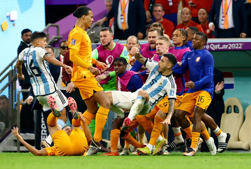 オランダ アルゼンチン 後半 アルゼンチン代表mfパレデス 右5番 からボールを蹴り込まれ怒ったオランダ代表イレブンがベンチから飛び出し 乱闘 のような状況に ロイター スポニチ Sponichi Annex サッカー