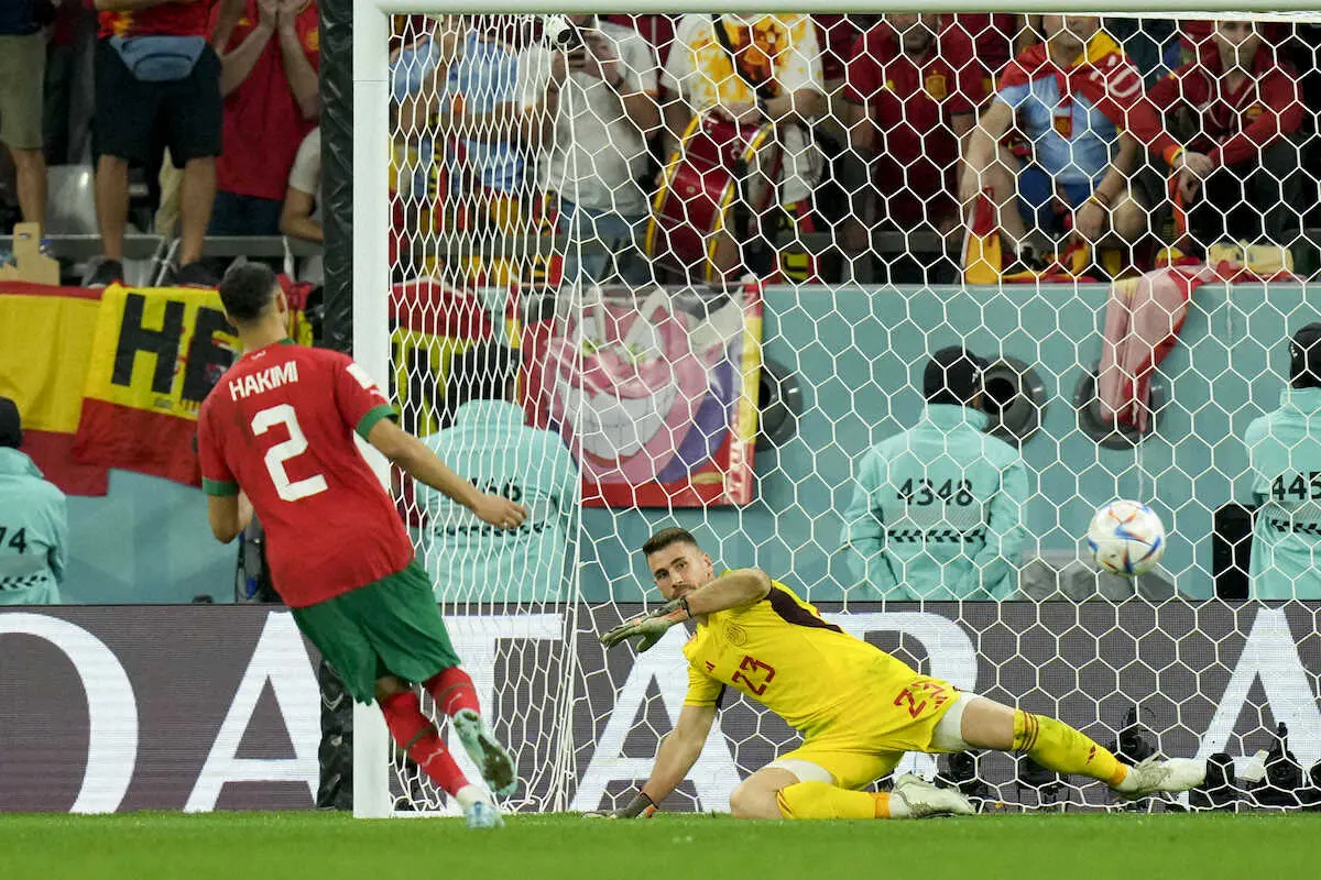 【画像・写真】＜モロッコ・スペイン＞チップキックでPKを決めたモロッコのハキミ（AP）