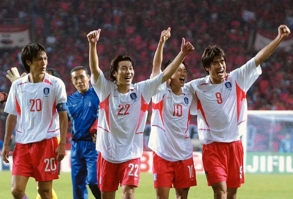【画像・写真】02年W杯日韓大会、ポルトガルに勝利し決勝トーナメント進出を決め喜ぶDFホン・ミョンボ（左端）ら韓国代表イレブン