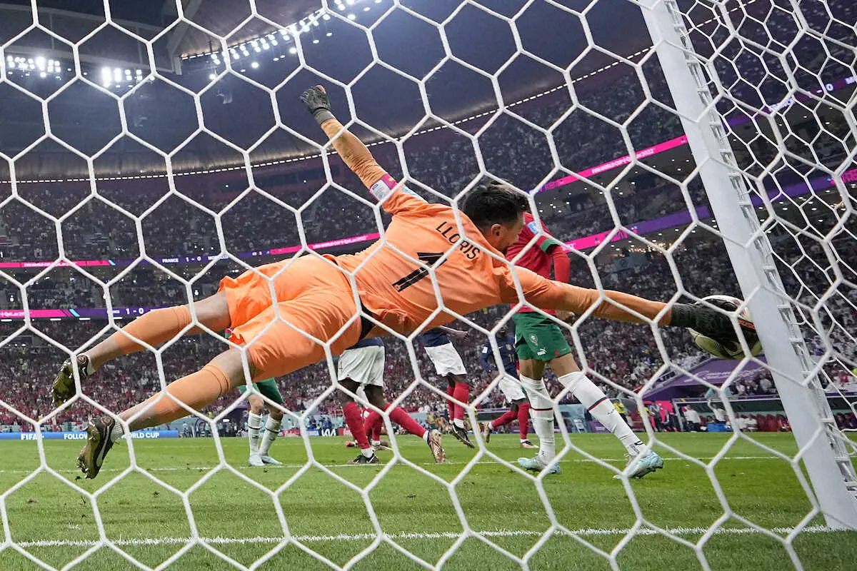 【画像・写真】＜フランス・モロッコ＞前半、オーバーヘッドシュートを防ぐフランス代表GKロリス（AP）