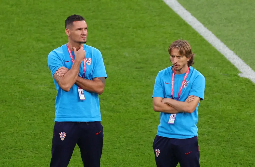＜クロアチア・モロッコ＞試合会場に姿を現したクロアチア代表DFロブレン（左）とMFモドリッチ（ロイター）