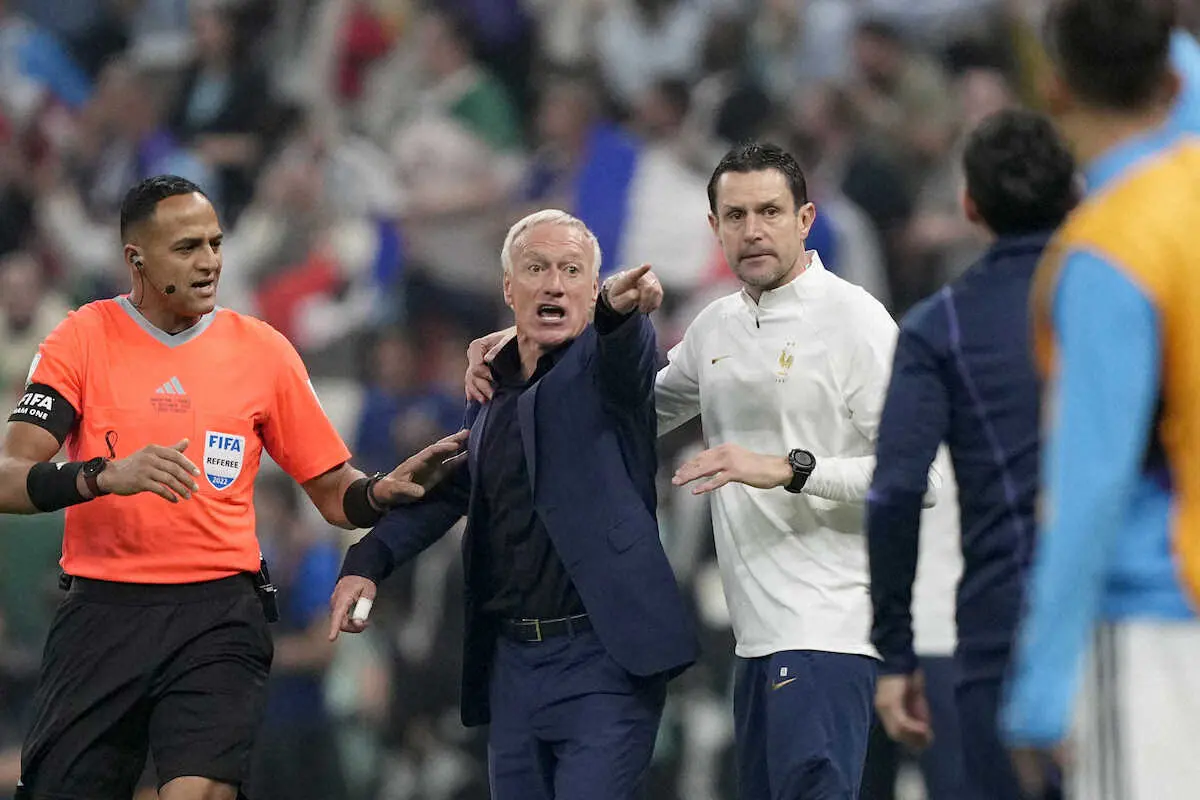 【画像・写真】本田圭佑　フランスがパスミスで「デシャンがブチギレ」も…デシャン監督より怖い顔してる人たち明かす
