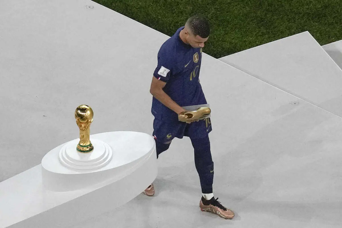 フランス代表 22/2018ワールドカップチャンピオンバッジ付き　エムバペ選手