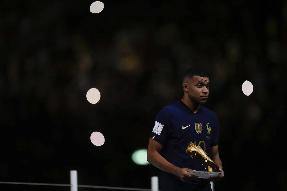 【画像・写真】フランス代表エムバペ、笑顔なき得点王　表彰式で大ブーイング浴びる　ネット「それは違う」