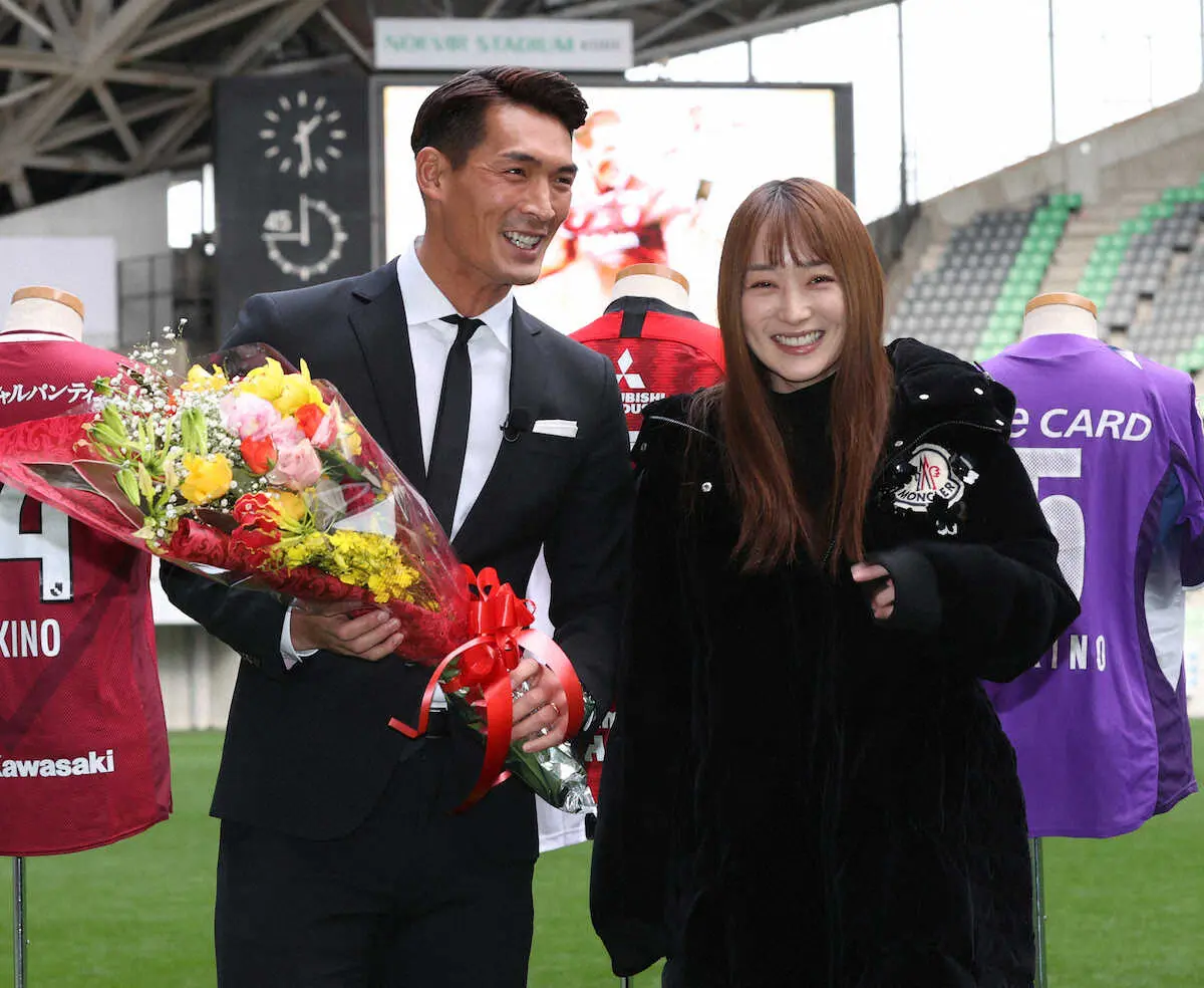 【画像・写真】「え！何でいるん？」現役引退の槙野智章　妻・高梨臨のサプライズ登場に驚き隠せず「指揮を執る姿を見て」