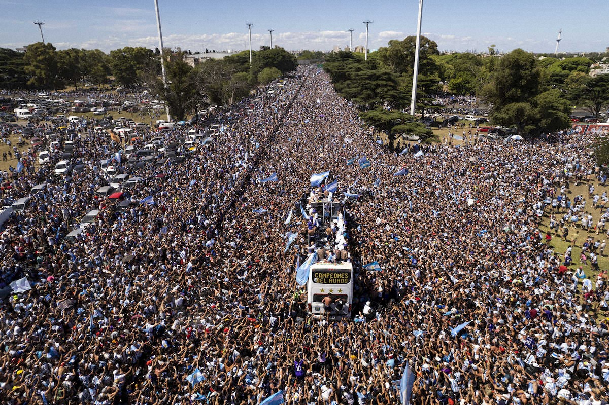 熱狂した大勢のファンに囲まれて凱旋パレードを行うアルゼンチン代表