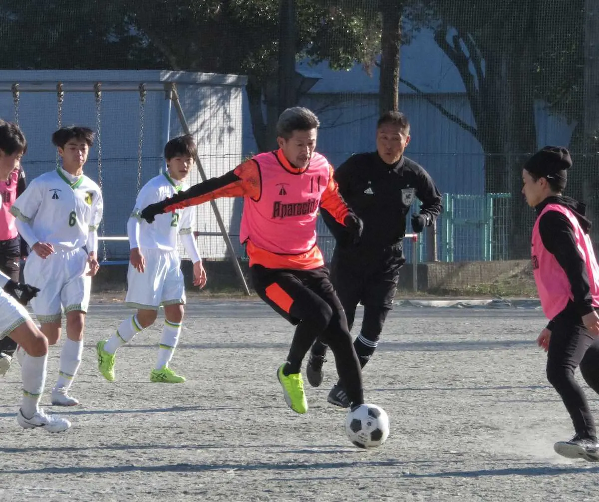 【画像・写真】カズ、横浜FCキャンプ参加へ　「城内FC」初蹴りで明言　注目の去就は「1月中には決めないと」