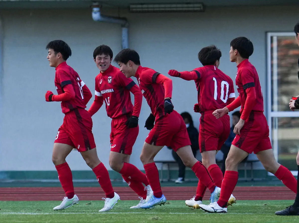 【画像・写真】東山2発8強　“お忍び”観戦のOB鎌田の前で　先制弾の石井「えっ…。知らなかったです」