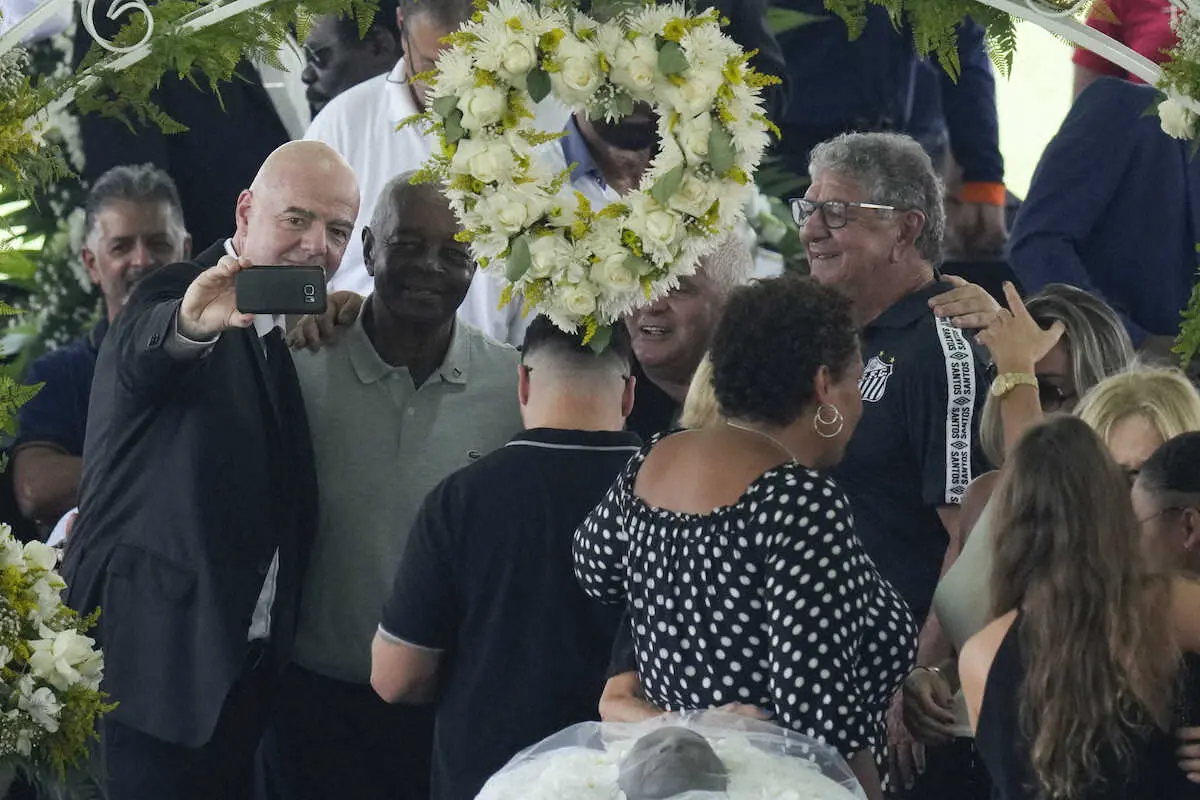 ペレさんの葬儀に出席したインファンティノ会長（左）（AP）