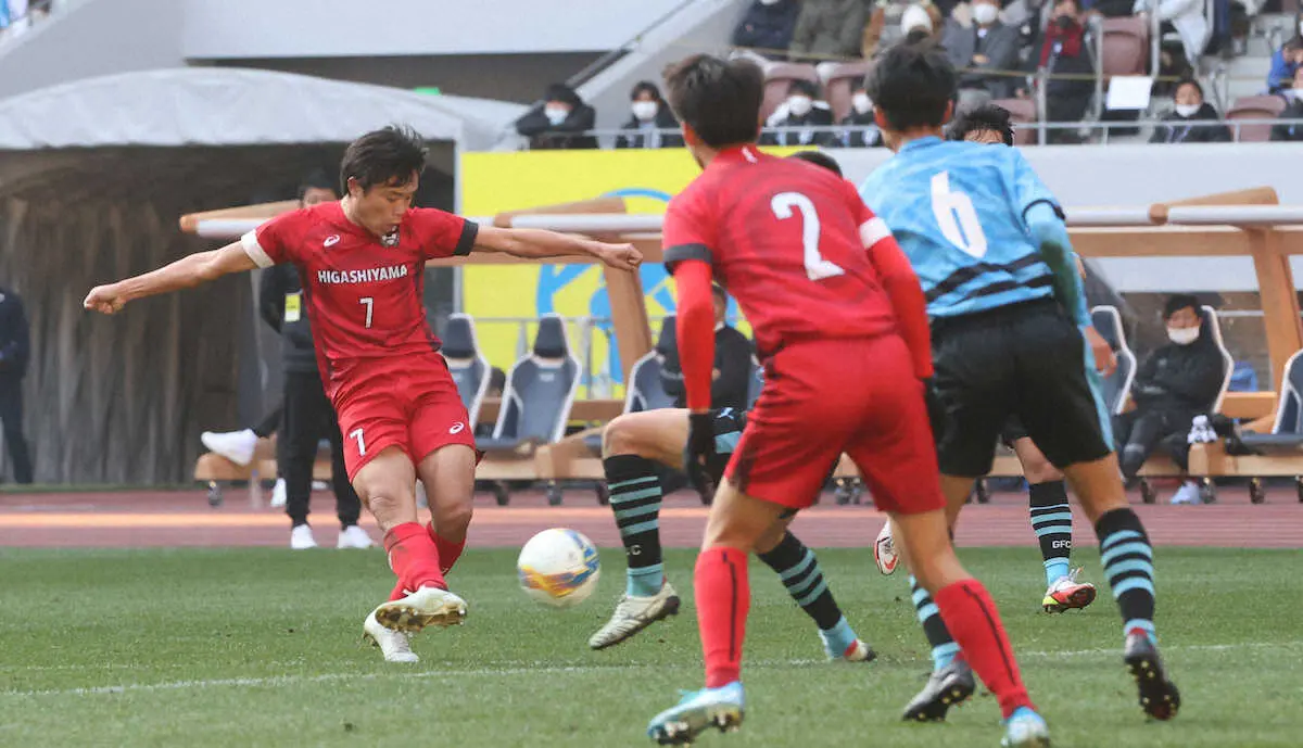 【画像・写真】＜岡山学芸館・東山＞前半、ゴールを決める東山・真田（左）（撮影・西海　健太郎）