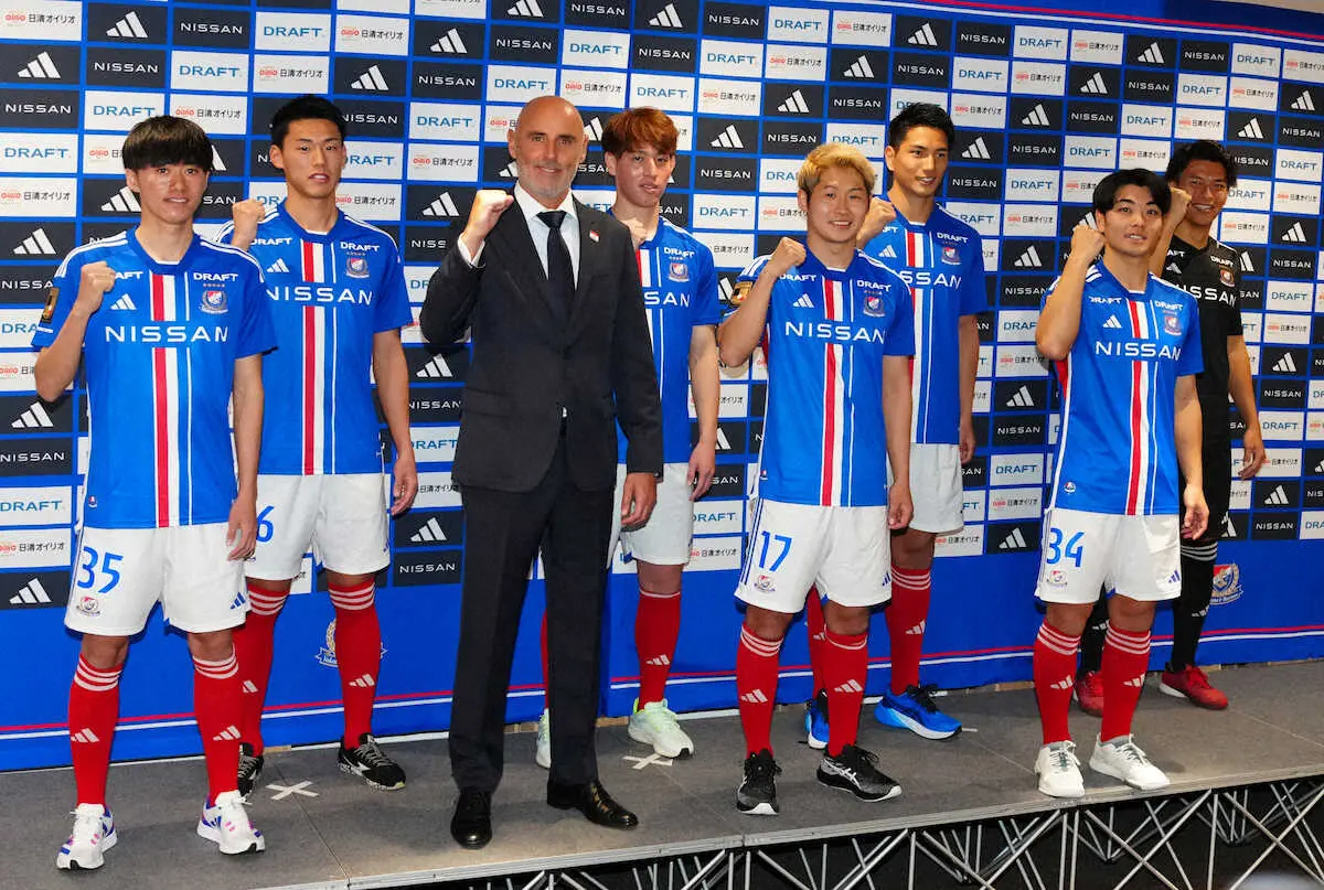 【画像・写真】横浜が新体制発表　FW宮市が「17」から「23」に背番号変更　移籍のFW仲川の背番号継承