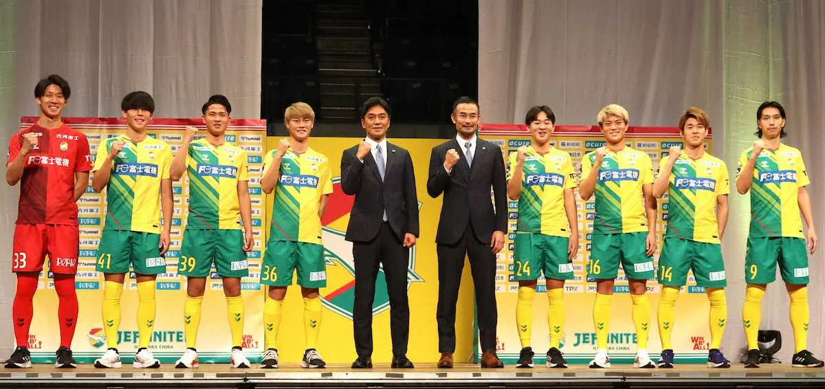 【画像・写真】J2千葉のキックオフミーティングで新体制発表で活躍を誓うFW呉屋大翔（右端）ら新加入選手。中央は右から小林慶行監督、鈴木健仁GM