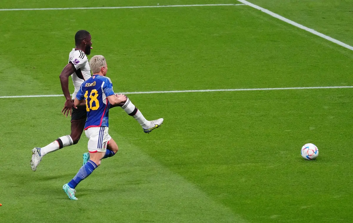 【画像・写真】独特な走り方でボールを追うドイツ代表リュディガー（左）と浅野拓磨