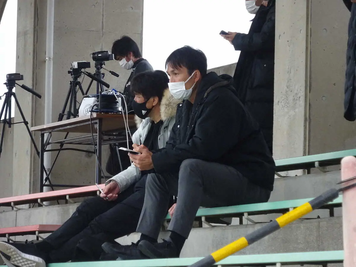 【画像・写真】日本代表の名波&前田コーチ早速お仕事　川崎F－鳥栖の練習試合視察　熱心にメモ