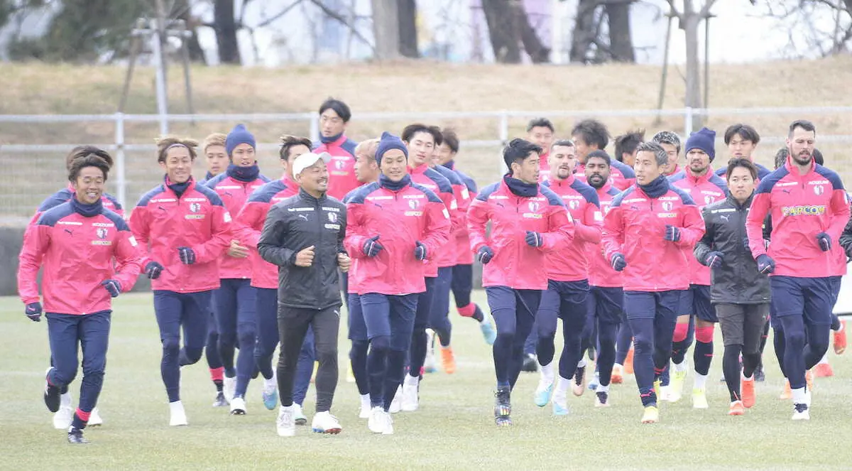 ジョギングをするc大阪 香川真司 中央 左が清武弘嗣 スポニチ Sponichi Annex サッカー