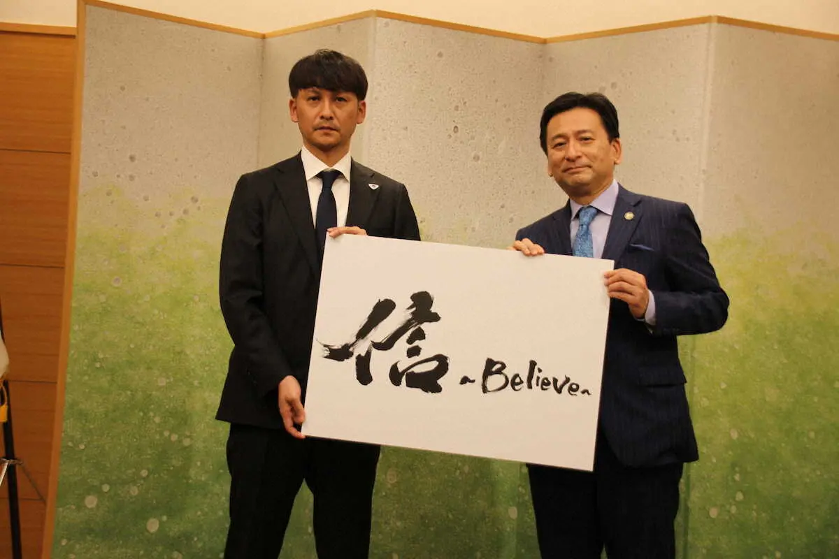佐賀県の山口知事（右）を表敬訪問したJ1鳥栖の川井健太監督